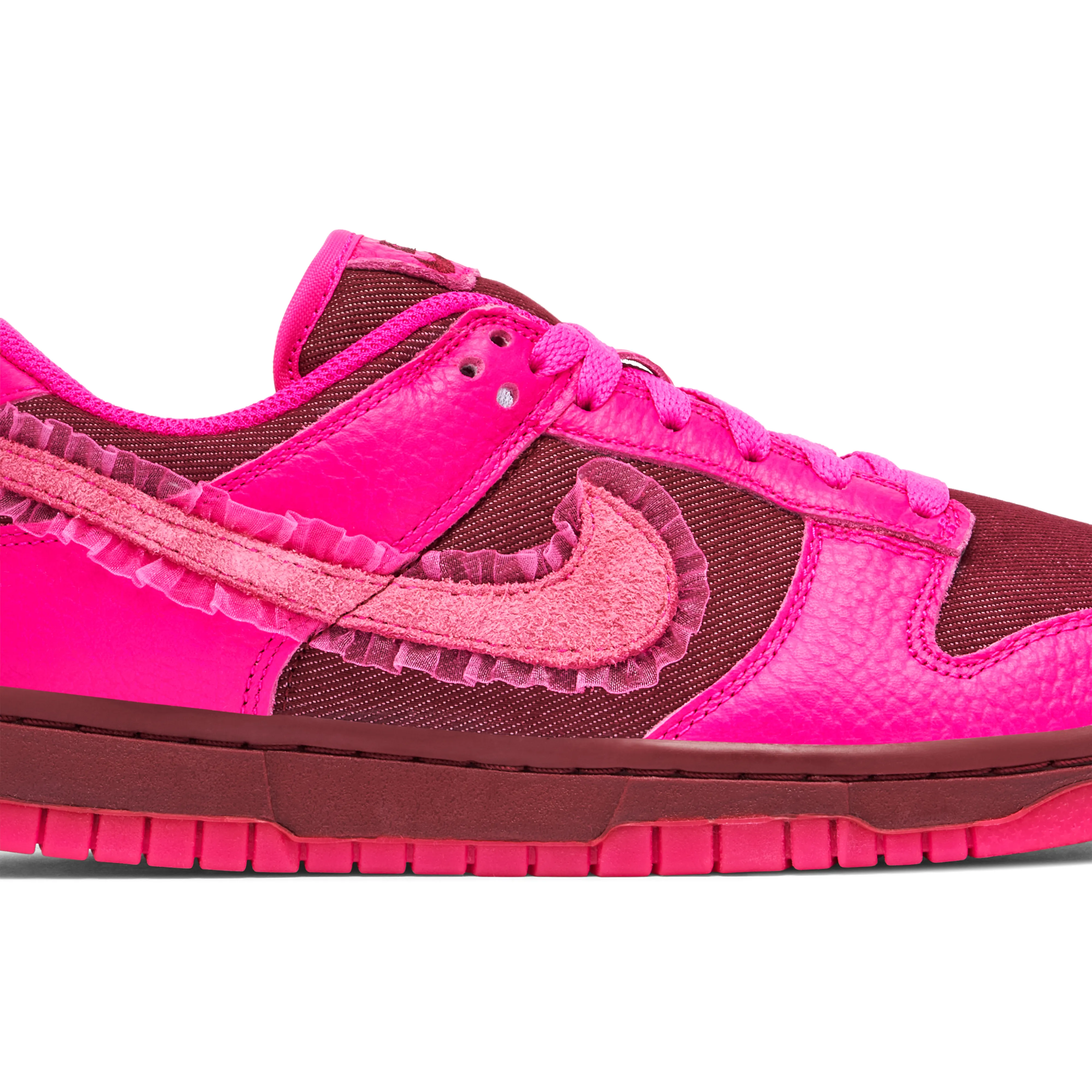 Nike Dunk Low Valentines Day Womens - image 4
