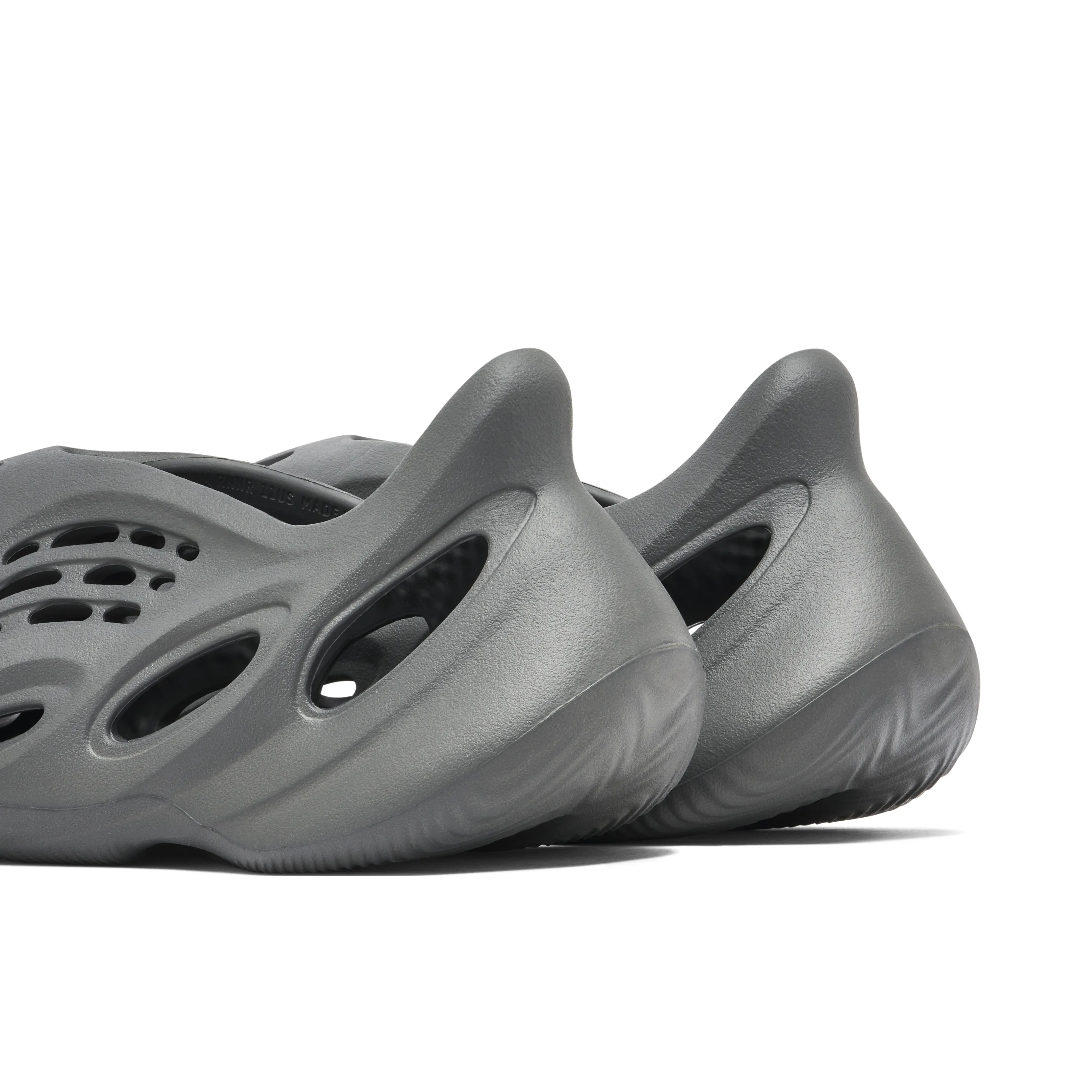 Yeezy Foam Runner Carbon - image 3
