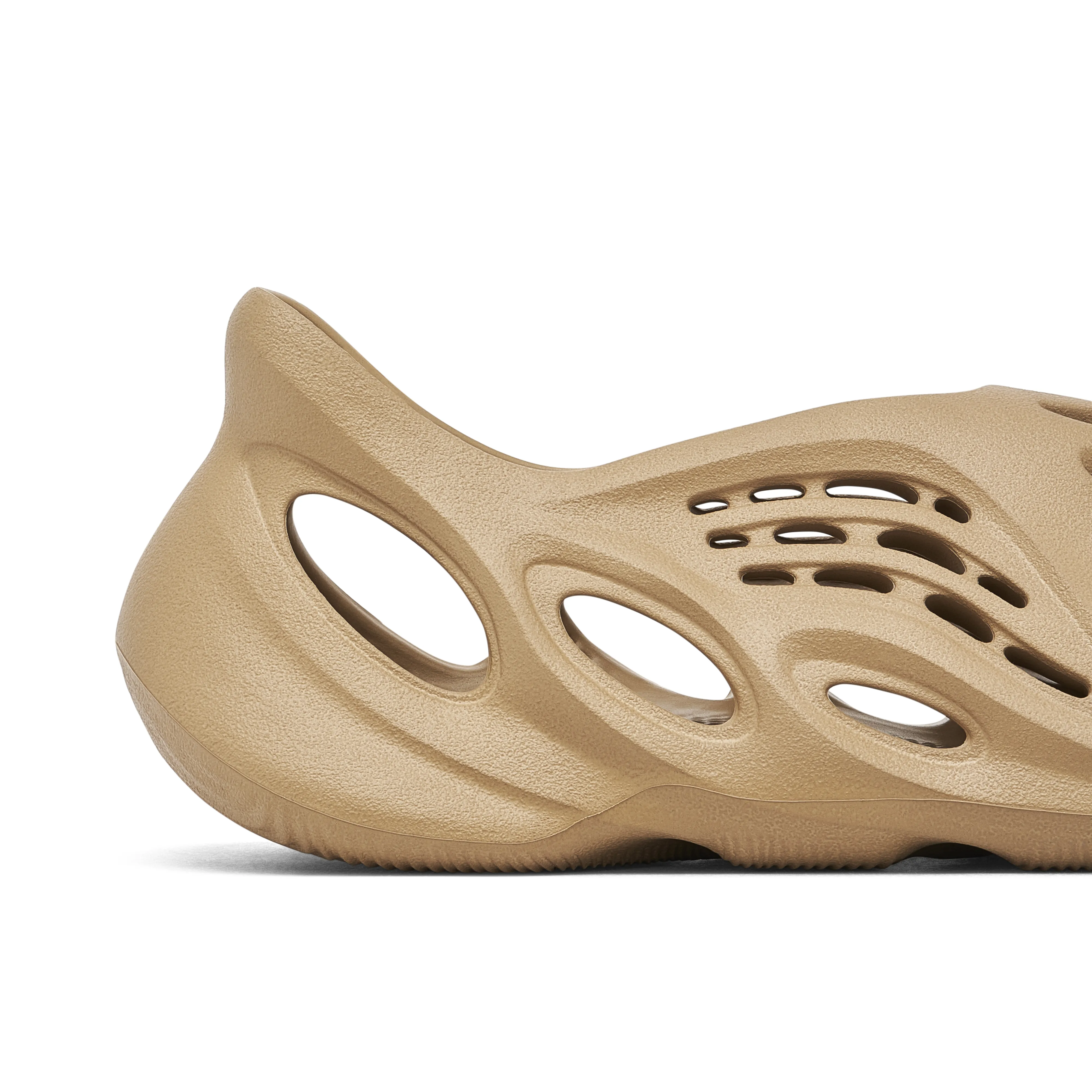 Yeezy Foam Runner Clay Taupe - image 4